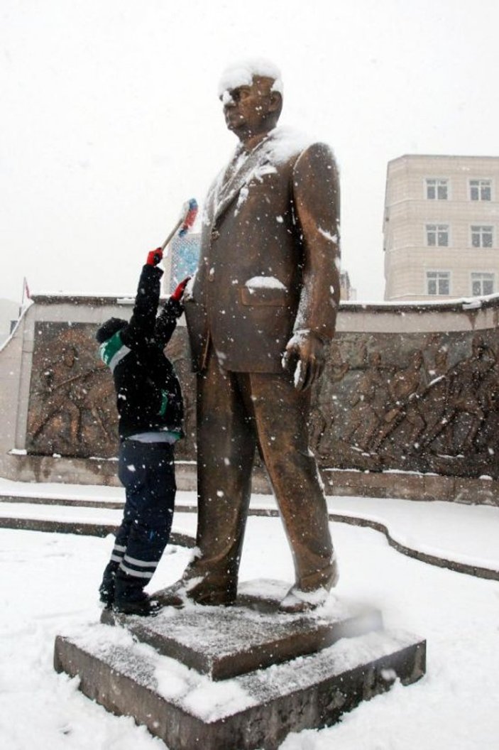 Belediye işçisi Atatürk Anıtı'nı temizledi