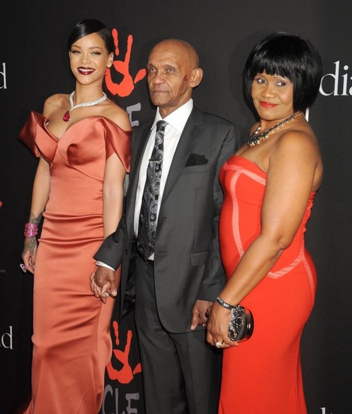 Rihanna'dan babasına dava