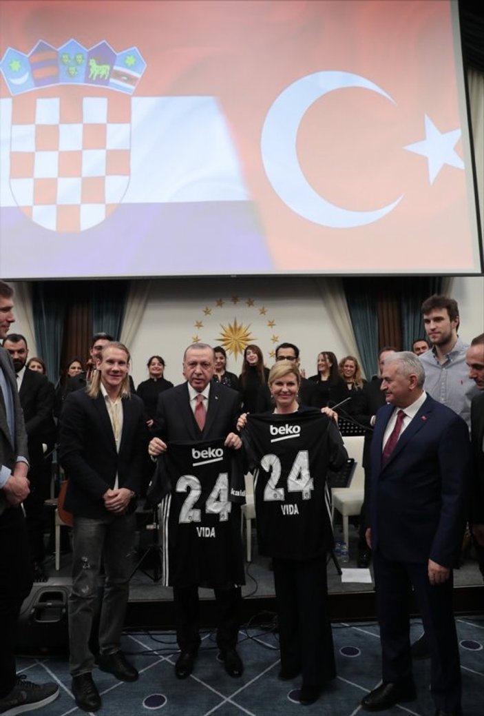 Beşiktaşlı Vida'dan Cumhurbaşkanlarına forma hediyesi