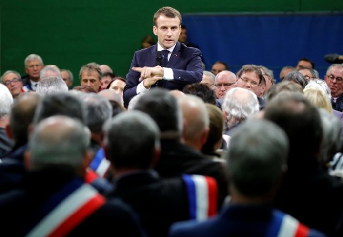 Fransa Cumhurbaşkanı Macron Fransa'da ikna turunda