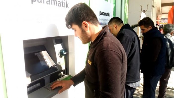 Para çekerken ATM'de buldukları parayı teslim eden iki genç