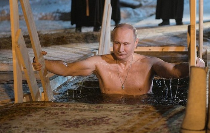 Putin dini bayram ritüeli için buz gibi suya daldı