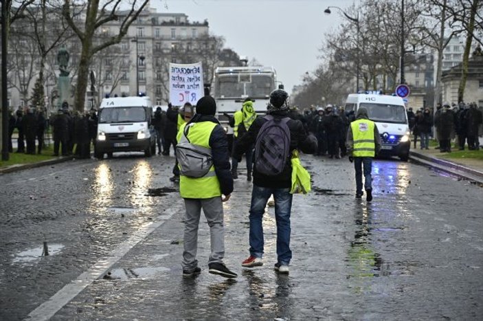Fransa'da Sarı Yelekliler yeniden sokaklarda