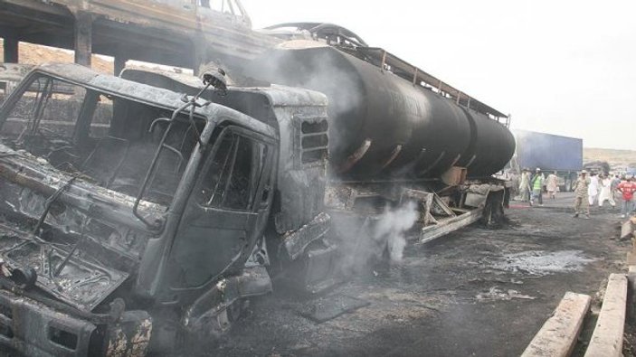 Pakistan'da tankerle yolcu otobüsü çarpıştı: 24 ölü
