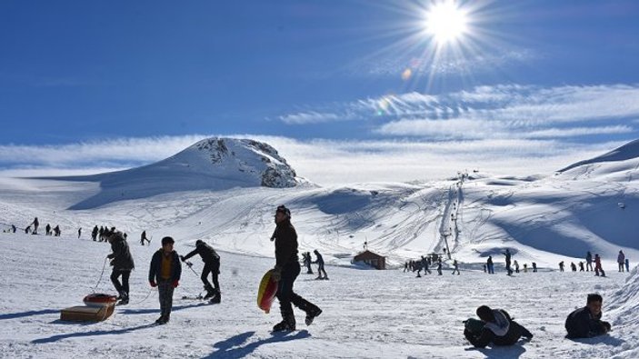 Hakkari'de 2800 rakımda kayak ve piknik keyfi