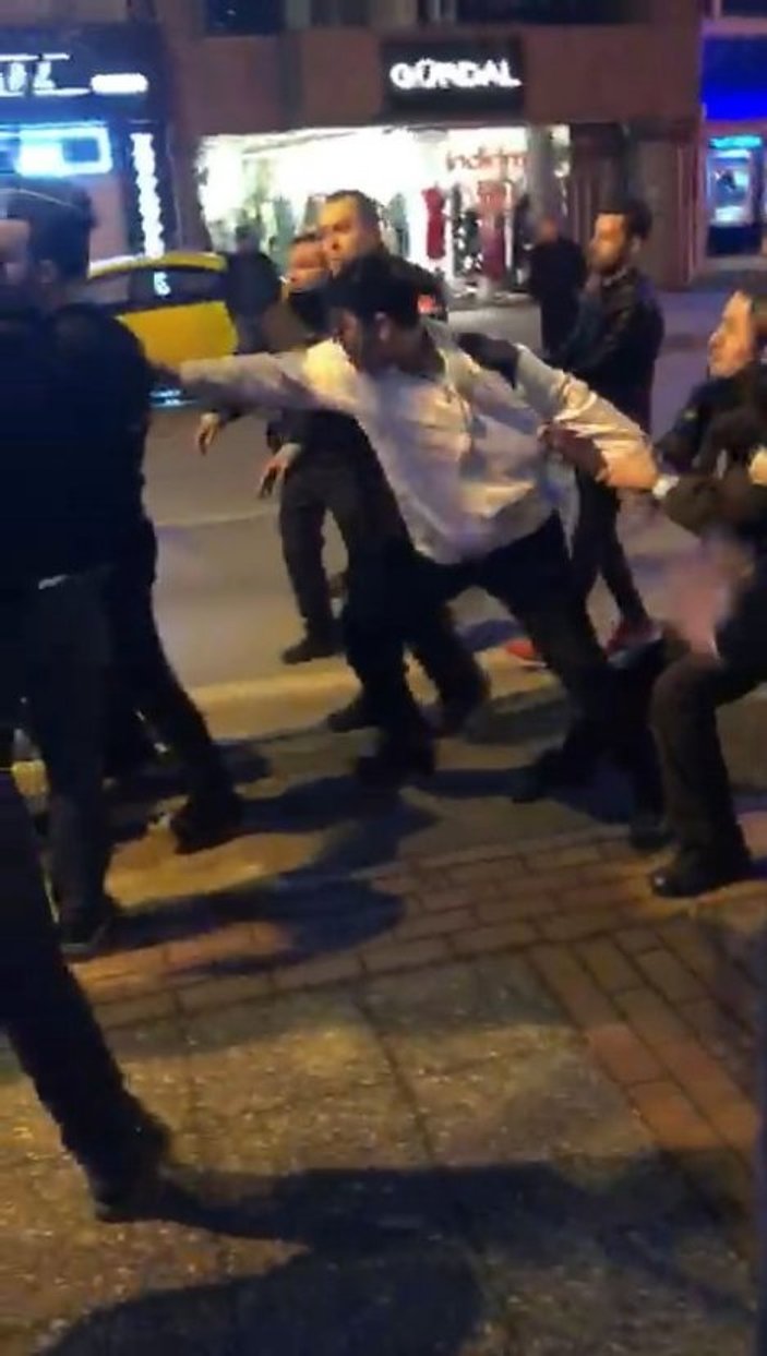 Polise saldırmak isteyen alkollü sürücüye linç girişimi
