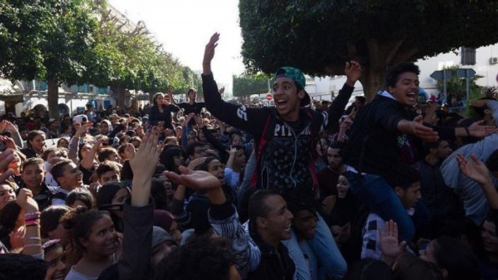 Tunus'ta öğrenciler eğitimin yeniden başlamasını istiyor
