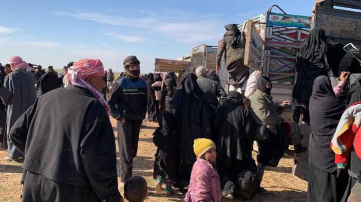 YPG Deyrizor'da sivilleri göç ettiriyor
