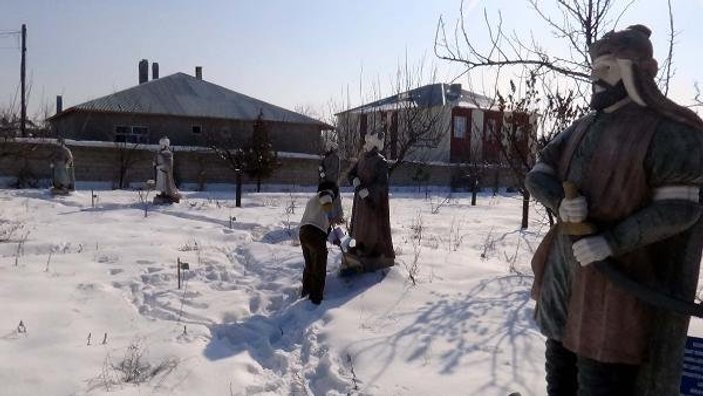 5 padişah heykelini Van'daki evinin bahçesinde sergiliyor
