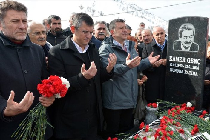 Ağbaba ve Özel, Kamer Genç'in mezarında selfie yaptı