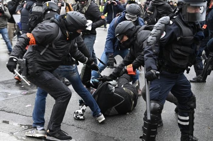 Fransız polisi Sarı Yelekli gösterilerinde kamera takacak