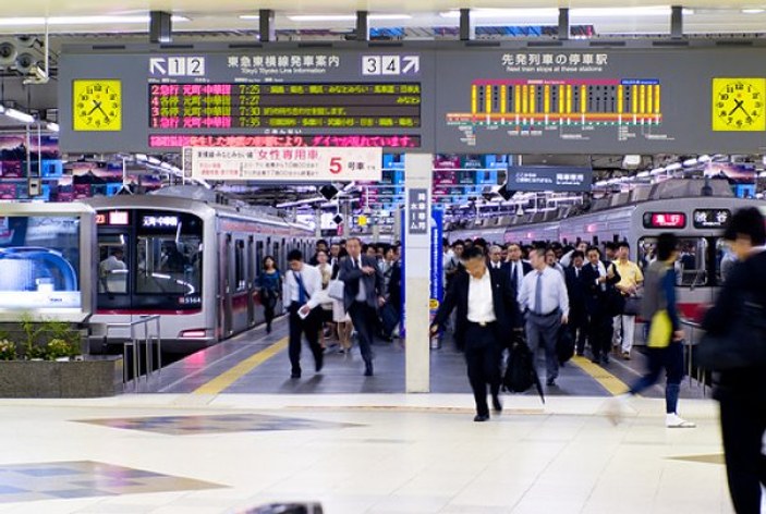 Tokyo metrosunda kalabalığa karşı yemekli önlem