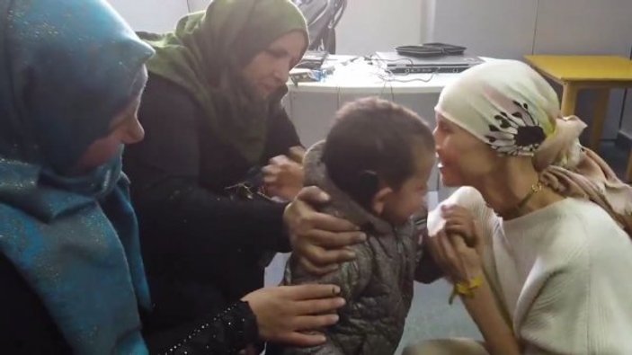 Esma Esad'dan savaş mağduru çocuğa işitme cihazı