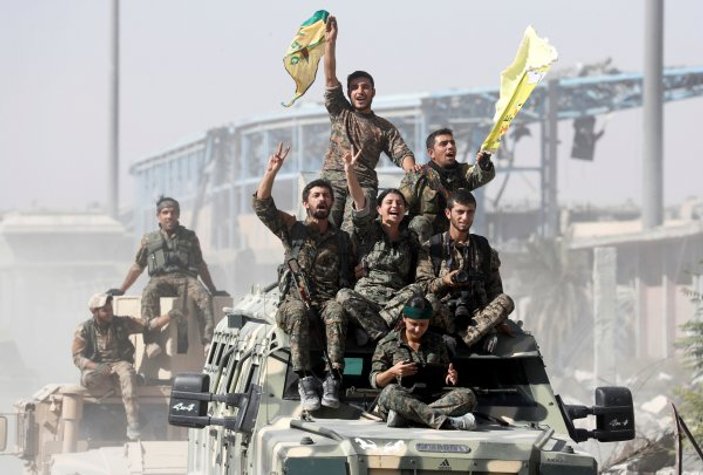 YPG Deyrizor'da sivilleri göç ettiriyor