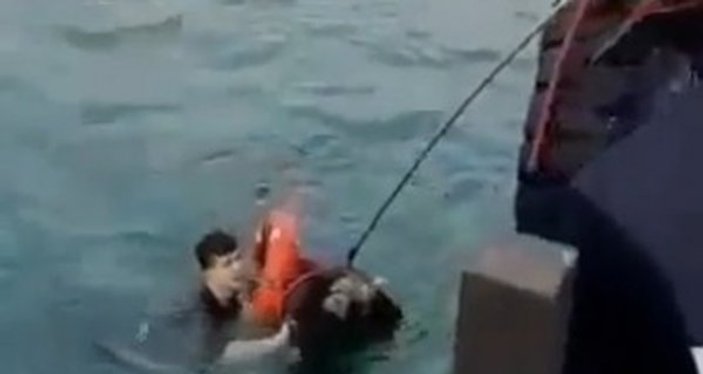 Denize düşen genç kızı polis kurtardı