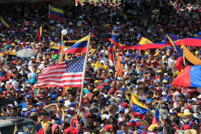 Venezuela'da Amerikancılar sokakları yakıp yıktı