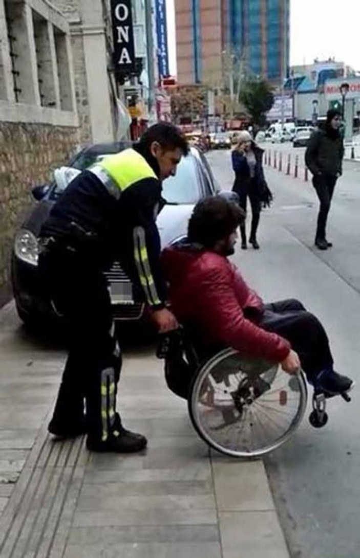 Kaldırımdaki araca takılan engelli bireye polis şefkati