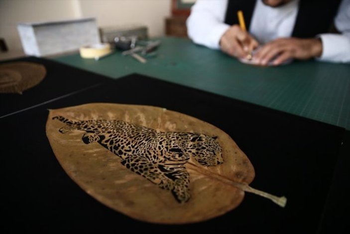 Adana'da sanat eserine dönüştürülen kuru yapraklar