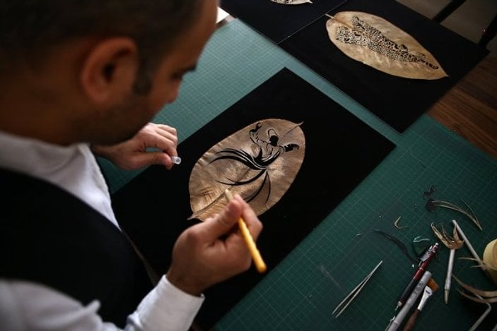 Adana'da sanat eserine dönüştürülen kuru yapraklar