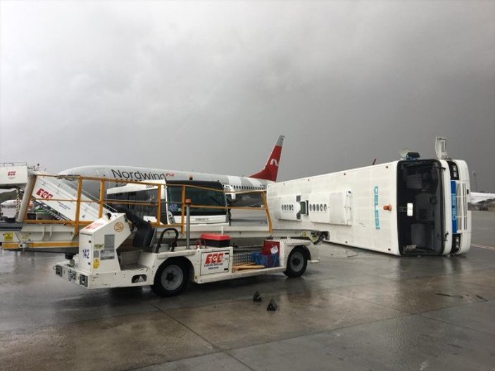Antalya Havalimanı'nda hortum nedeniyle devrilen otobüsler