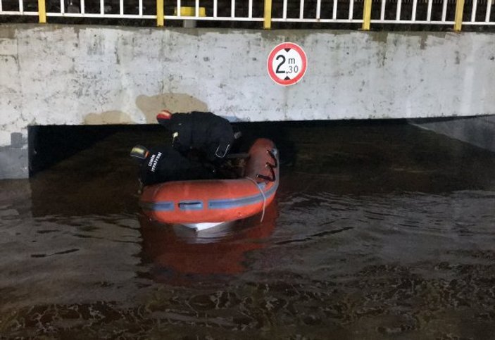 İzmir Torbalı'da alt geçit yağmur sularıyla doldu