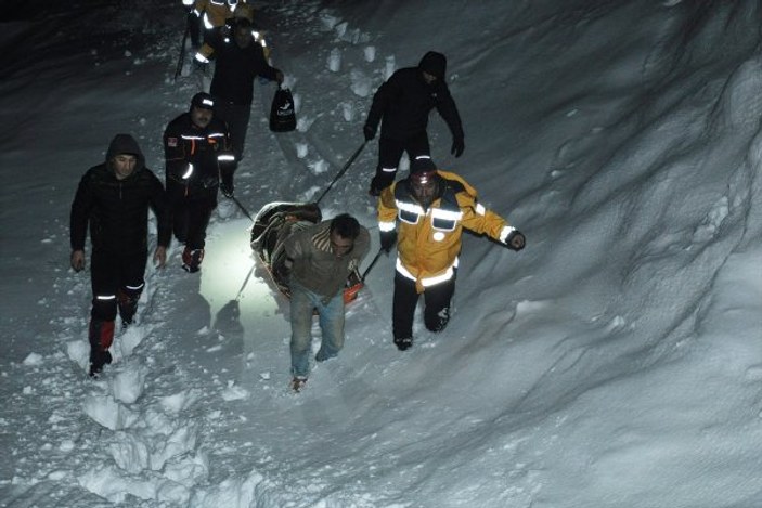 Kar yolları kapayınca yaşlı kadına 1 saatte ulaşıldı