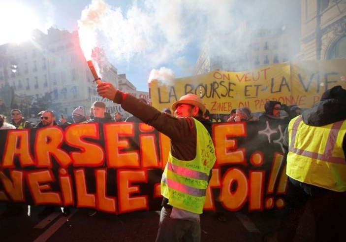 Fransa'da Sarı Yelekliler yeniden sokakta