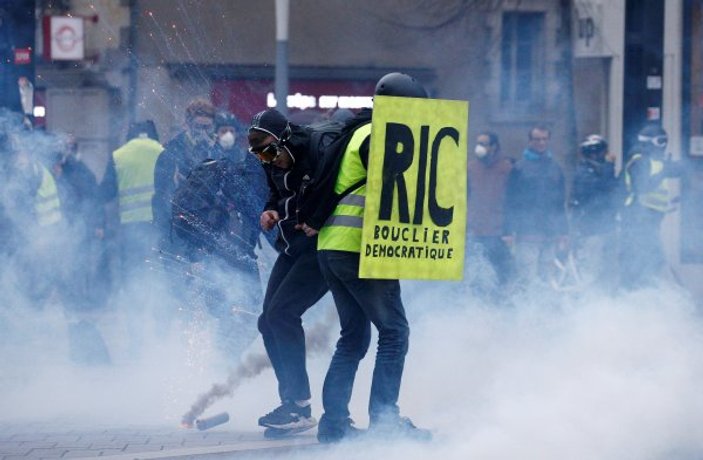 Fransa'da Sarı Yelekliler yeniden sokakta