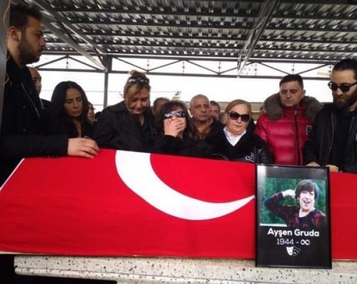Ayşen Gruda'nın cenazesinde Nuri Alço'nun parası çalındı
