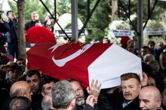 Ayşen Gruda'nın cenazesinde Nuri Alço'nun parası çalındı