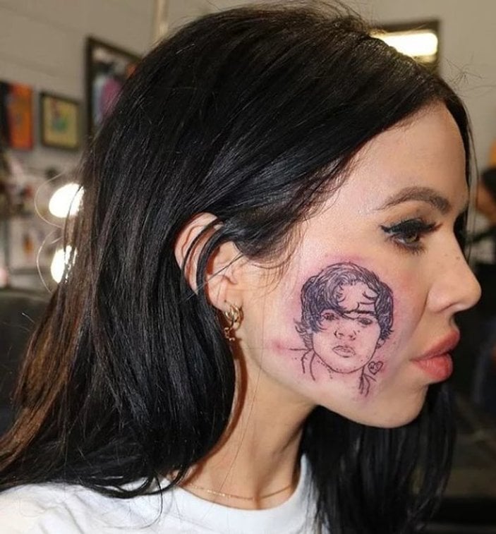 Hayranı olduğu sanatçının dövmesini yüzüne yaptırdı