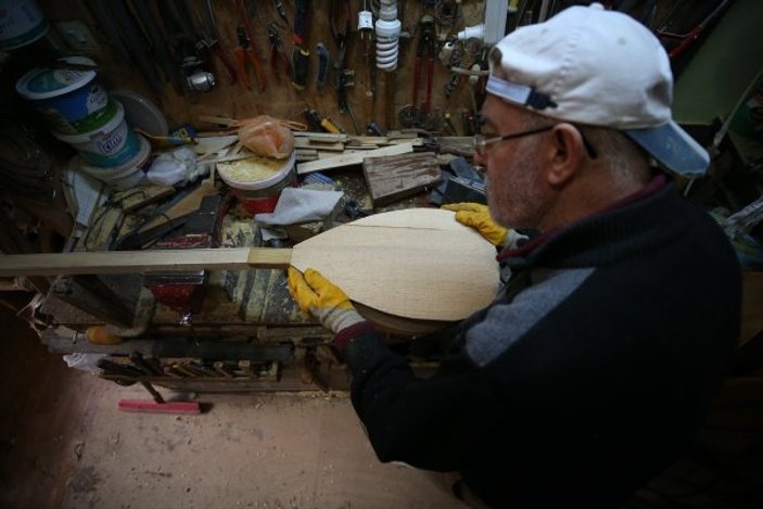 Bursa'da 35 yıldır dut ağaçlarından bağlama yapıyor