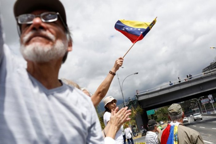 Venezuela'da gözler yeniden sokakta