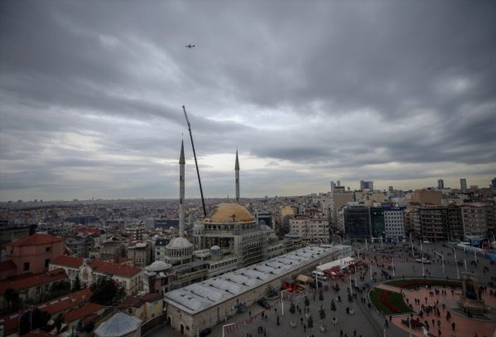 Taksim Camisi'nin minare külahı yerleştirildi