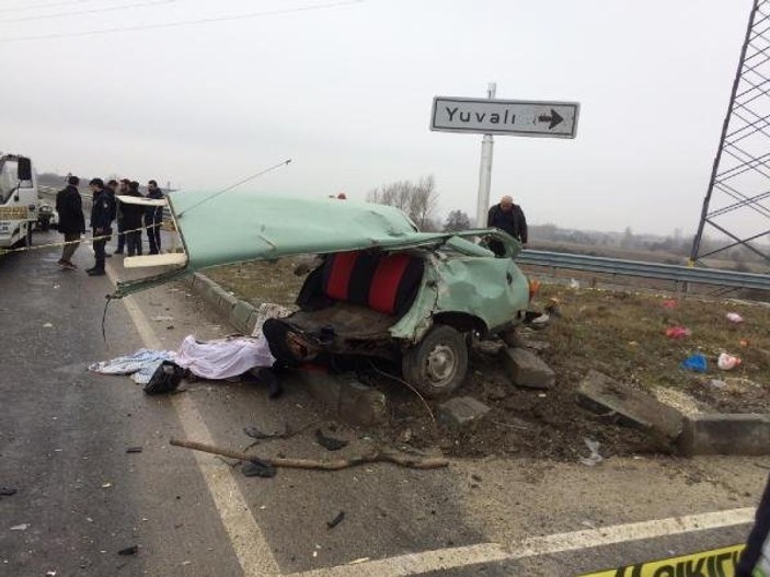 Tekirdağ'daki kazada otomobil ikiye bölündü