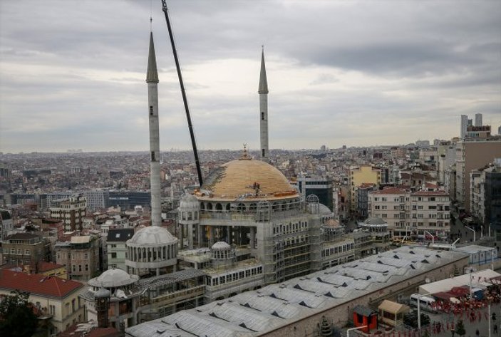 Taksim Camisi'nin minare külahı yerleştirildi