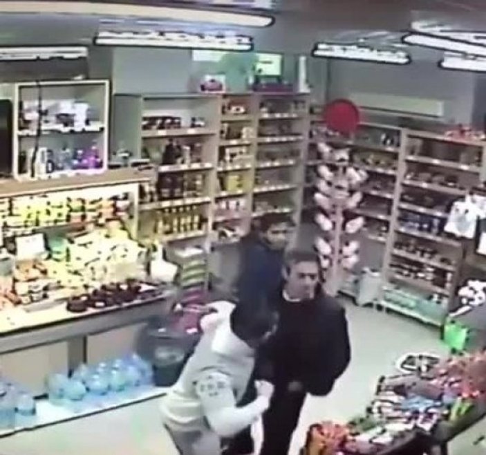 Market çalışanı kadını taciz eden şahsı bayılttı