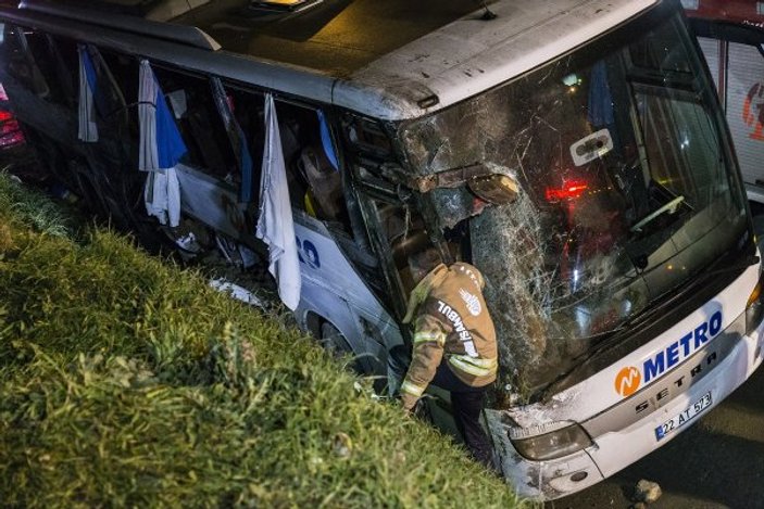 İstanbul'da yolcu otobüsü devrildi: 2 ölü 21 yaralı