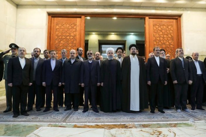 İran'da devlet zirvesi Humeyni'nin türbesine çıkarma yaptı