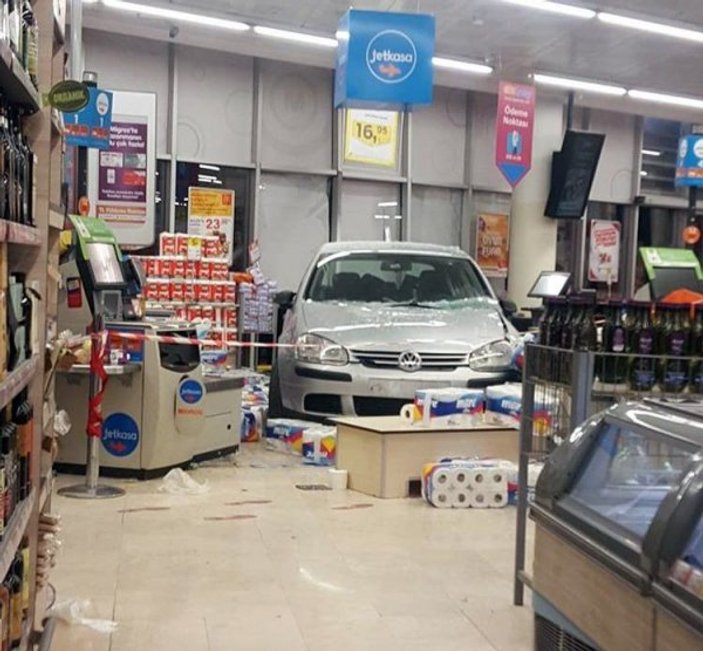 Eyüpsultan'da sürücü fren yerine gaza bastı markete daldı
