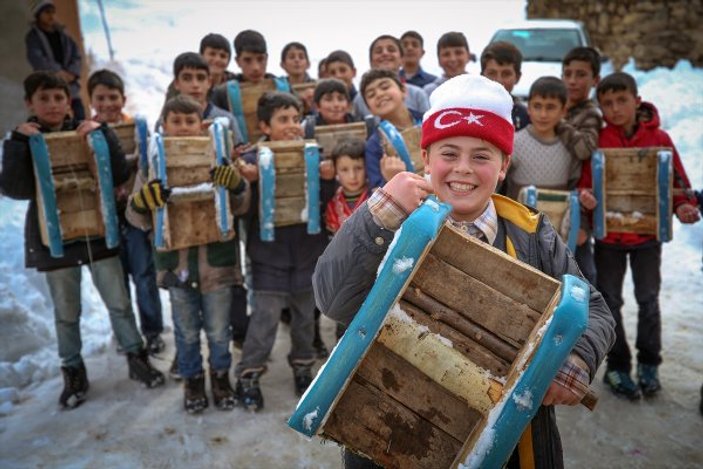 Mutlu olmalarına karlı bir tepe ile kızakları yetiyor