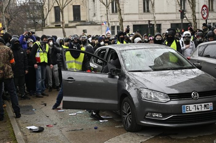Fransa'da maske takan göstericilere hapis ve para cezası