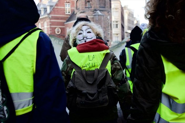 Fransa'da maske takan göstericilere hapis ve para cezası