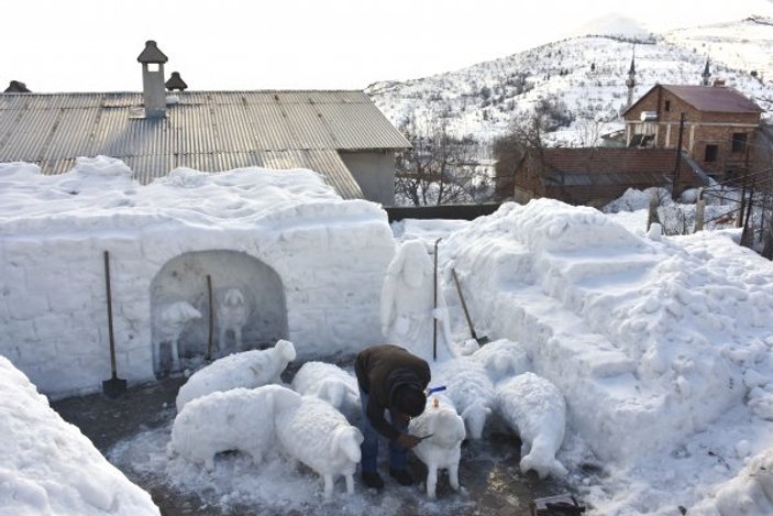 Adıyaman'da heykeltıraş kardan koyun sürüsü yaptı