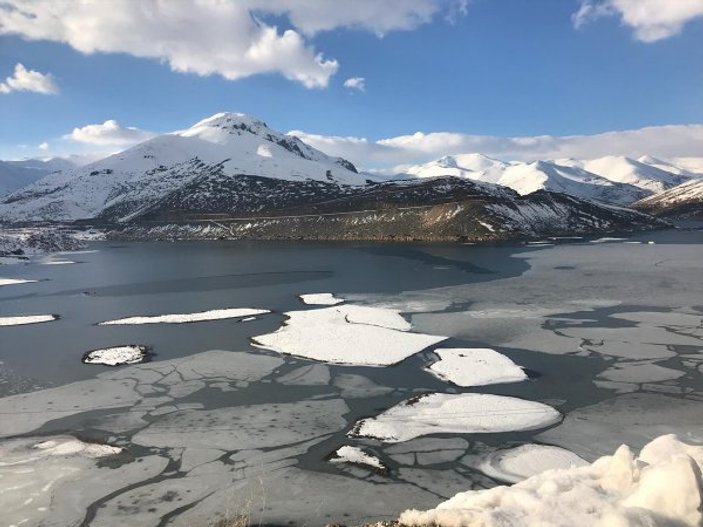 Çat Barajı'ndaki adalar dondu