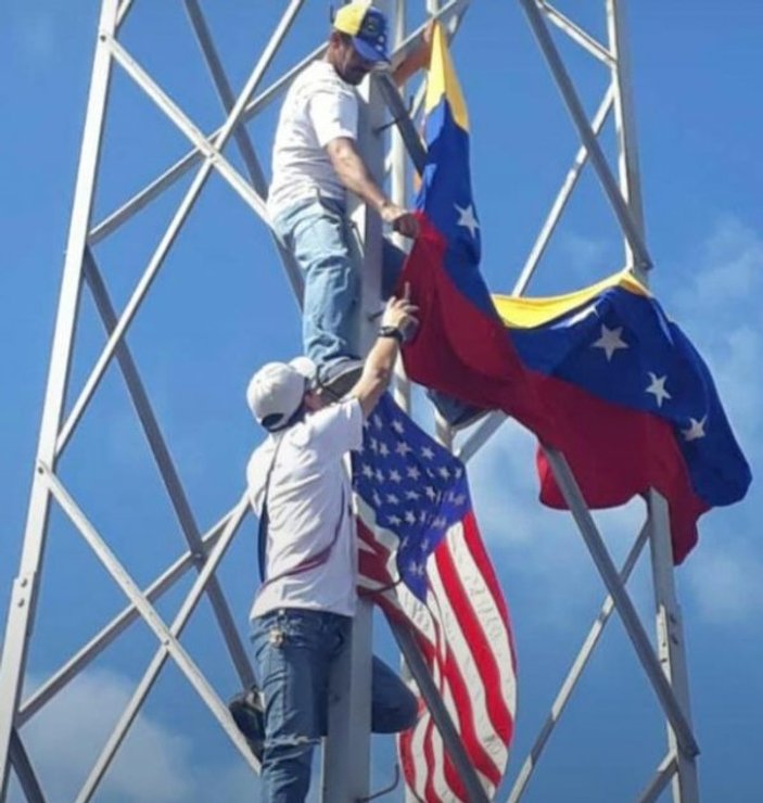 Venezuela'da darbe yanlıları ABD bayrakları asıyor