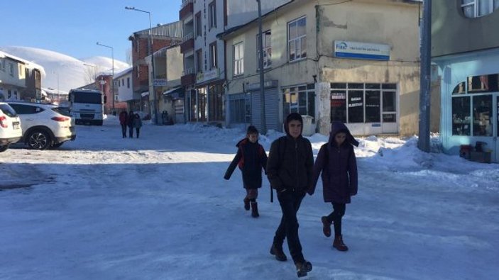 Karlıova'da öğrenciler 35 gün sonra ders başı yaptı