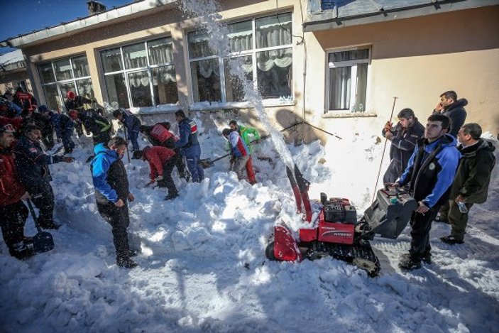 Uludağ'da çok sayıda kişi kar altında kaldı