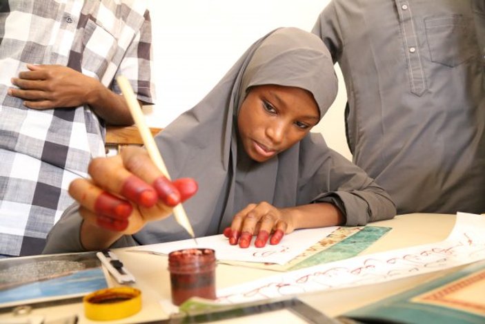 Nijeryalı öğrenciler Türkiye'de hat sanatını öğreniyor