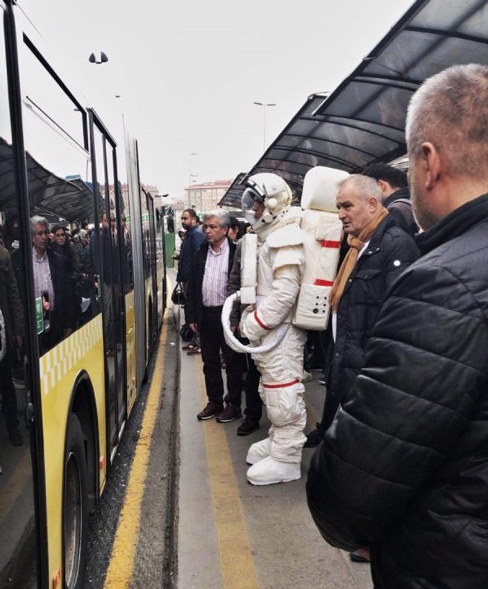 Metrobüs bekleyen astronot